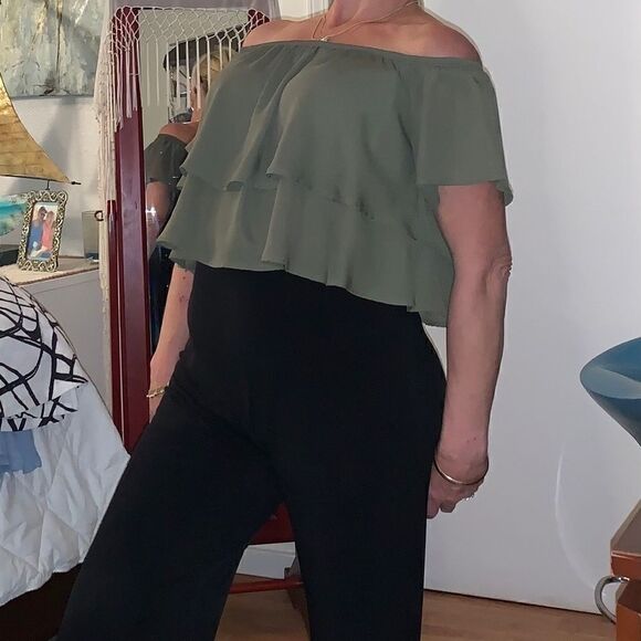 Gia Monae off shoulder top - Picture 1 of 7